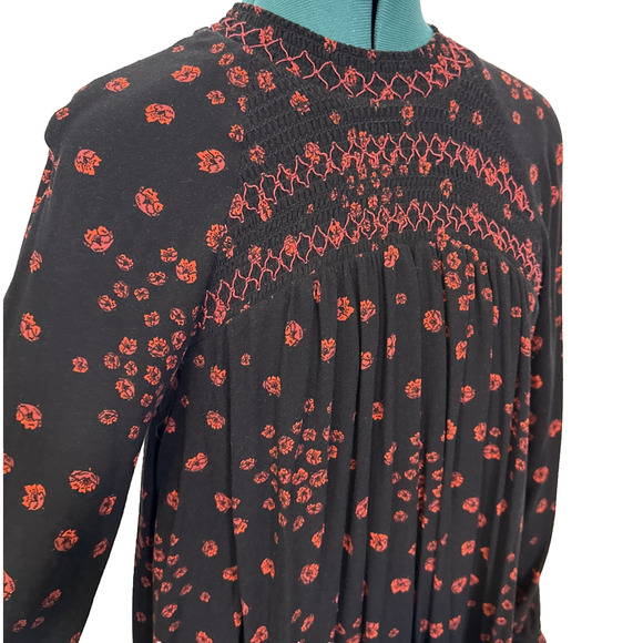Free People Women's Flowers in Her Hair Tunic Black Red Smocked LS Top Sz Small - Picture 3 of 9
